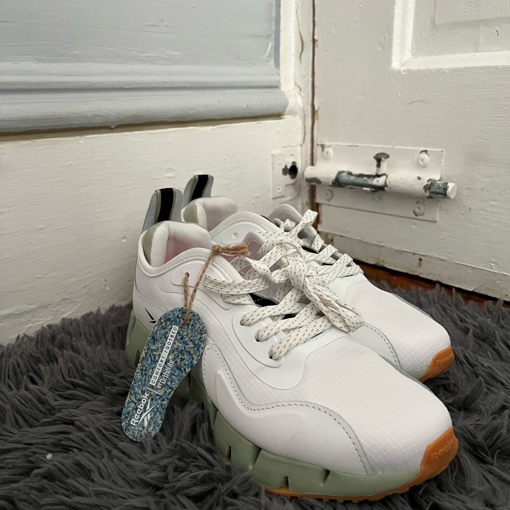 NWT Reebok White and Green Sneakers